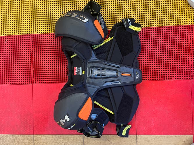New Medium CCM  Tacks AS-V Pro Shoulder Pads