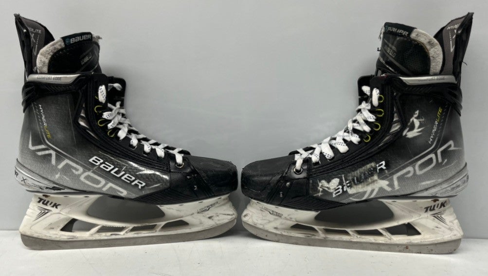BAUER VAPOR HYPERLITE PRO STOCK 9.5 D HOCKEY SKATES USED (2)(10995)