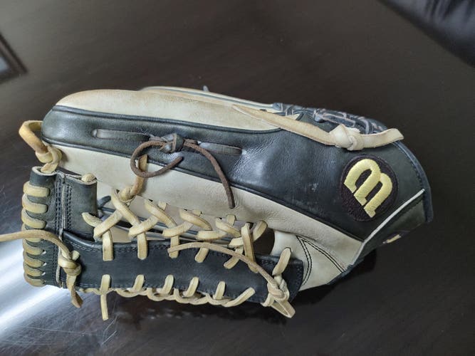Used Wilson Right Hand Throw Outfield A2000 Baseball Glove 12.5"