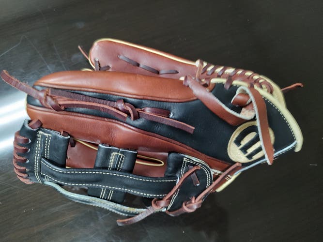 Used Wilson Right Hand Throw Outfield A2000 Baseball Glove 12.75"