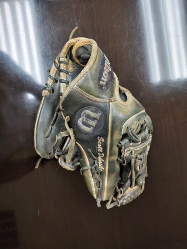 Used Wilson Right Hand Throw Infield A2000 Baseball Glove 11.5"