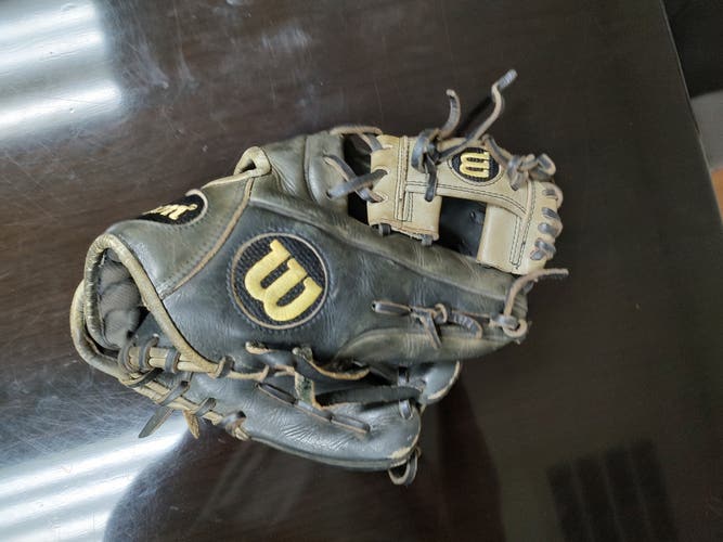 Used Wilson Right Hand Throw Infield A2000 Baseball Glove 11.25"