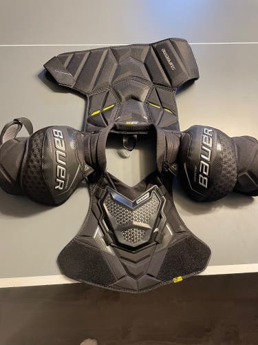 New Medium Bauer  Supreme 3S Pro Shoulder Pads