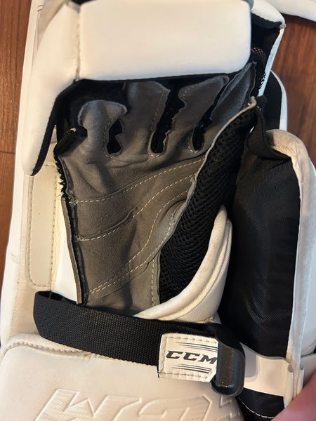 Akira Schmid Pro Stock CCM EFlex 4 Leg Pads 35+2 (Glove & blocker