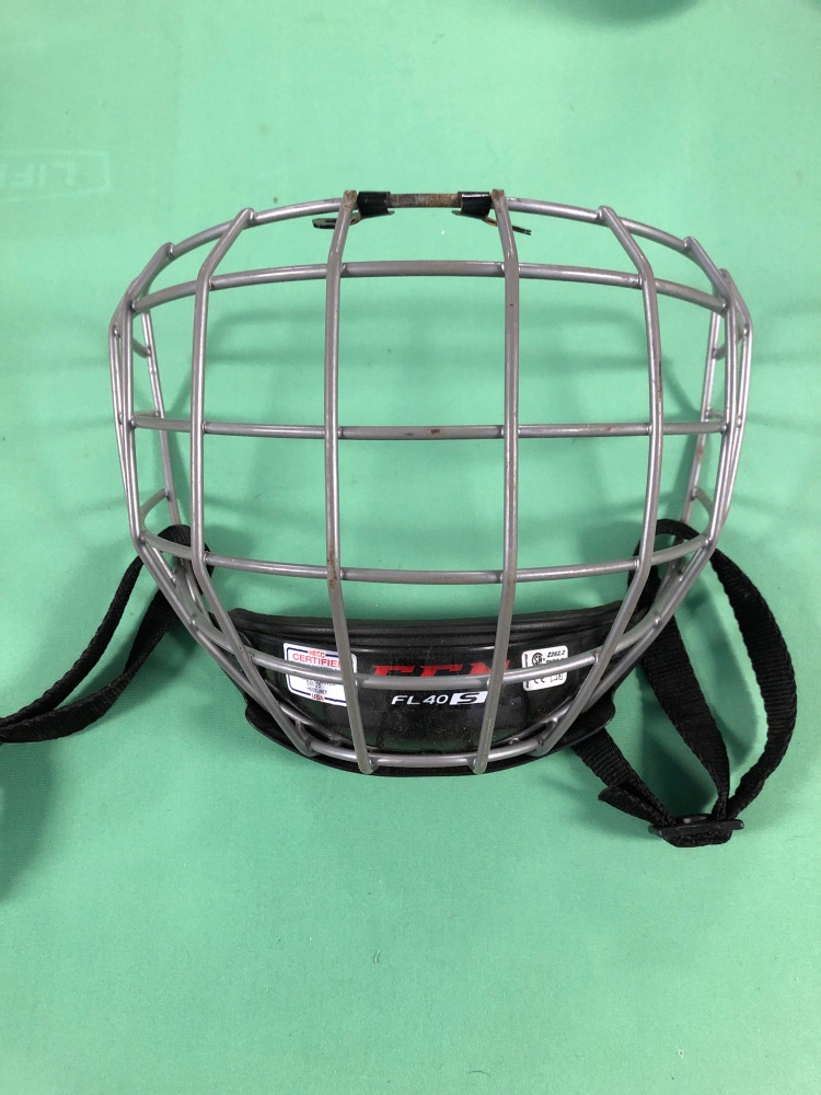 Used CCM FL40 Hockey Cage (Size: Small)