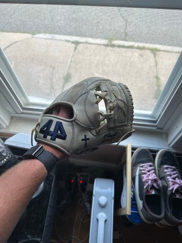 Used Right Hand Throw 11.25" Signiture Series Baseball Glove