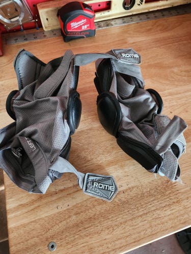 Youth Medium Maverik Rome Arm Guards (used)