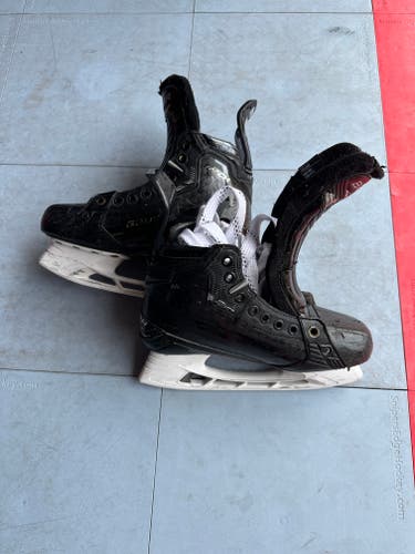 Junior Used Bauer Supreme Mach Hockey Skates Size 5.5