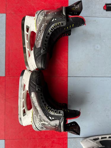 Junior Used Bauer Vapor Hyperlite Hockey Skates Size 5.5 fit 2