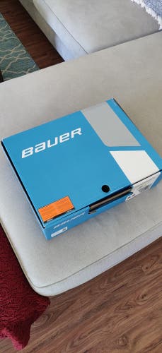 New Bauer Regular Width  Size 8.5 Vapor 3X Hockey Skates
