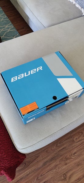 New Bauer Regular Width Size 8.5 Vapor 3X Hockey Skates