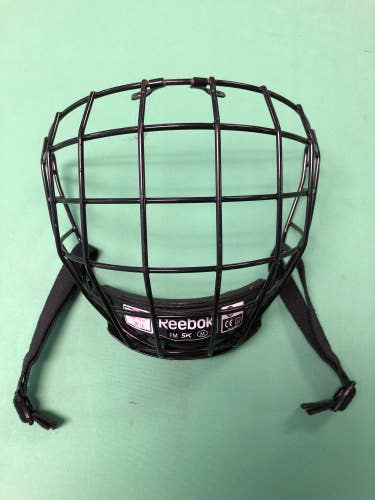 Used Reebok FM 5K Hockey Cage (Size: Medium)