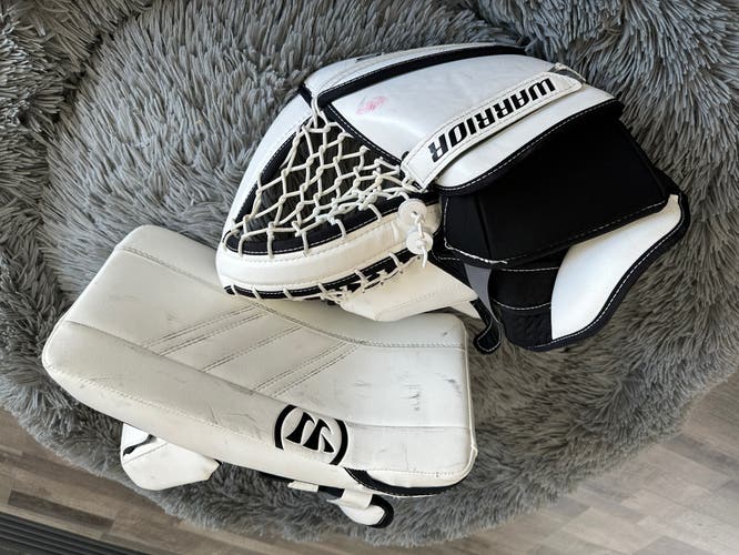 Warrior full right glove and blocker set