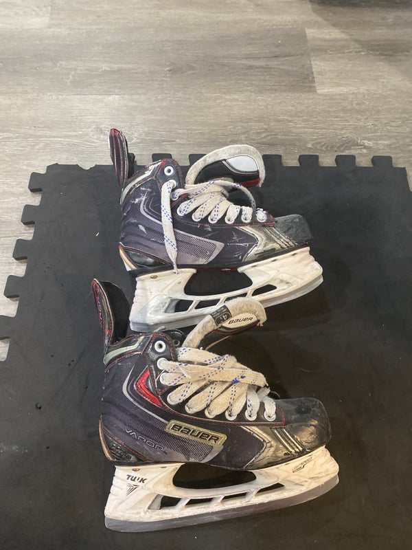 Intermediate Bauer Regular Width   Size 4.5 Vapor X70 Hockey Skates