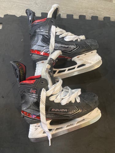 Intermediate Bauer Regular Width  Size 4.5 Vapor 2X Hockey Skates