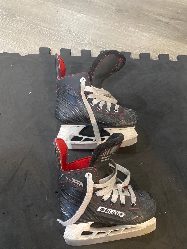 Used Bauer Regular Width  Size 11 Ns Hockey Skates