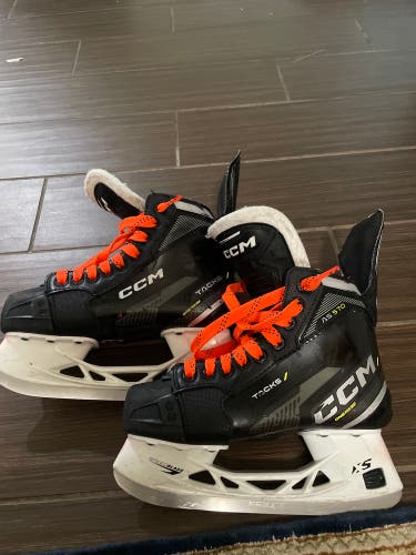 Intermediate CCM Size 3 Tacks AS-570 Hockey Skates