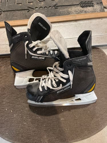 New Bauer Regular Width  Size 9 Supreme One.4 Hockey Skates