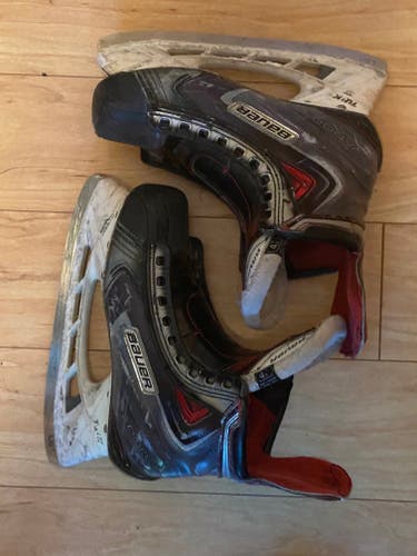 Junior Used Bauer Vapor APX2 Hockey Skates Regular Width Size 4.5