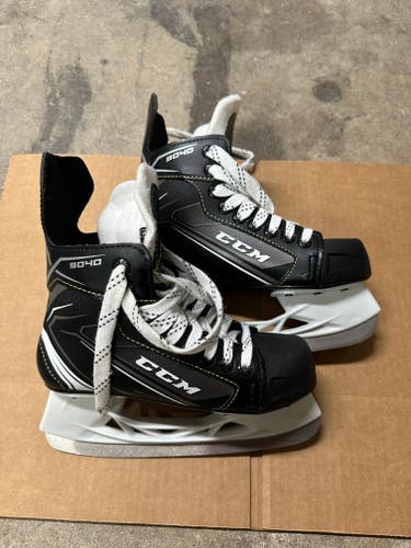 Junior New CCM Tacks 9040 Hockey Skates Regular Width Size 2
