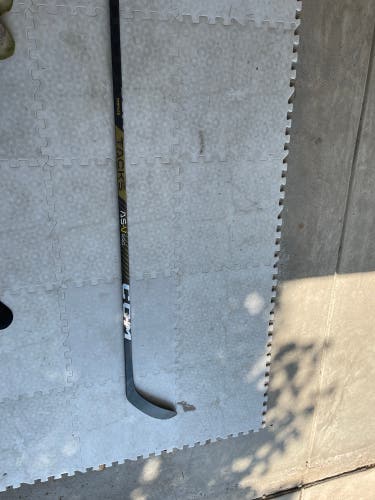 Senior Right Handed P28 Super Tacks AS-V PRO Hockey Stick