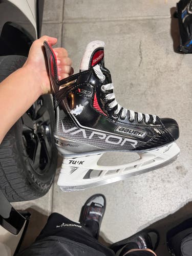 Used Bauer   Size 9 Vapor X3.7 Hockey Skates