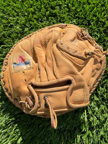 Nokona CM47 Catcher’s Glove - Right Hand Throw