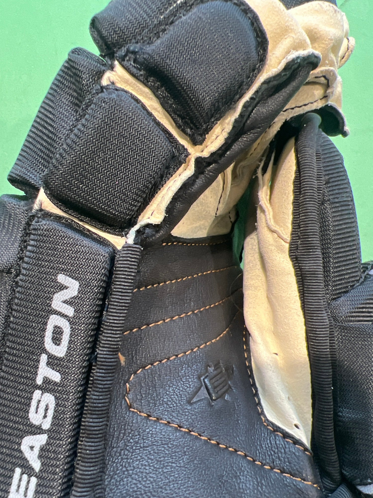 Easton Synergy EQ30 Hockey Gloves- Sr