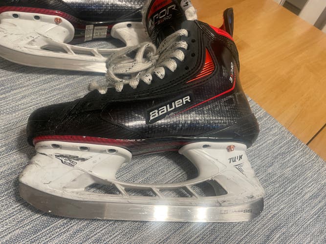 Intermediate Used Bauer Vapor 3X Pro Hockey Skates Regular Width Size 4.5