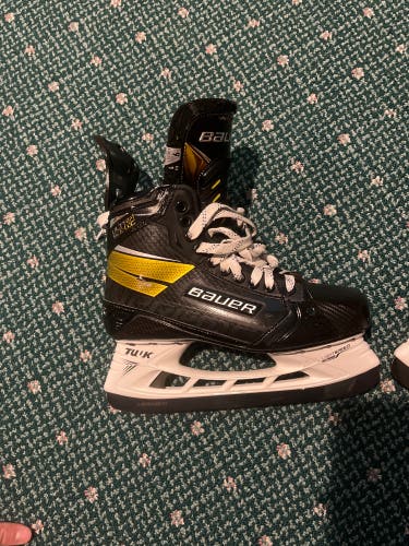 New Bauer Regular Width Size 9 Supreme UltraSonic Hockey Skates