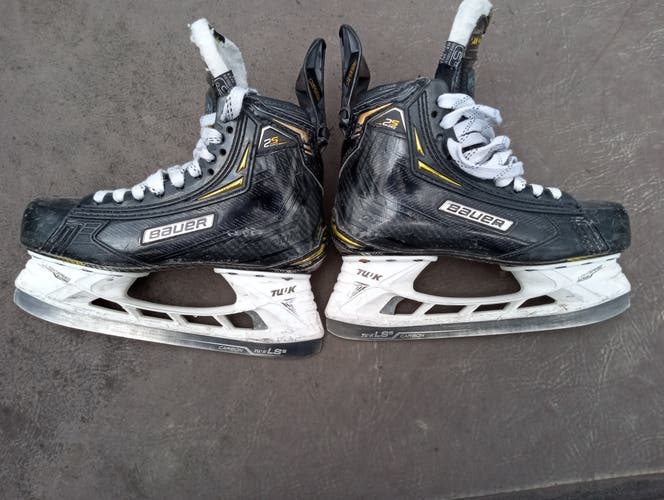 Intermediate Used Bauer Supreme 2S Pro Hockey Skates Regular Width Size 5