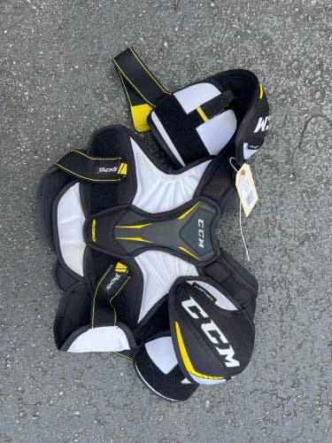 Junior Used Medium CCM Tacks 9060 Shoulder Pads