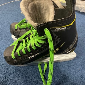 Junior Used CCM Tacks 1052 Hockey Skates 5.0