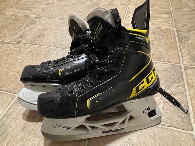 Junior CCM Regular Width Size 4.5 Super Tacks 9380 Hockey Skates