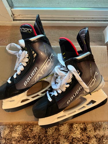 New Senior Bauer Vapor Hyperlite Hockey Skates Size 8 w/ Steel
