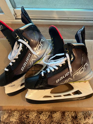 Senior New Bauer Vapor Hyperlite Hockey Skates Size 8 w/ Steel