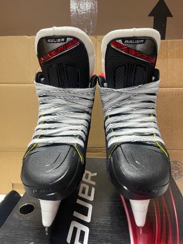 Junior New Bauer Vapor 2X Hockey Skates Regular Width Size 4.5