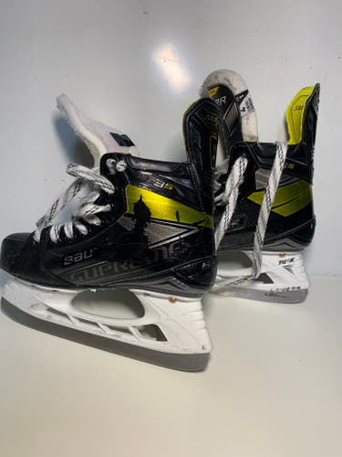 Intermediate Used Bauer Supreme 3S Hockey Skates Size 4