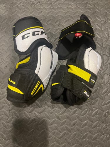 Used Small CCM Tacks 9060 Elbow Pads