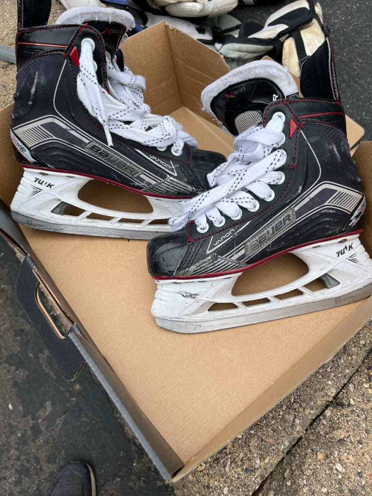 Youth Bauer Regular Width Size 4 Vapor X500 Hockey Skates