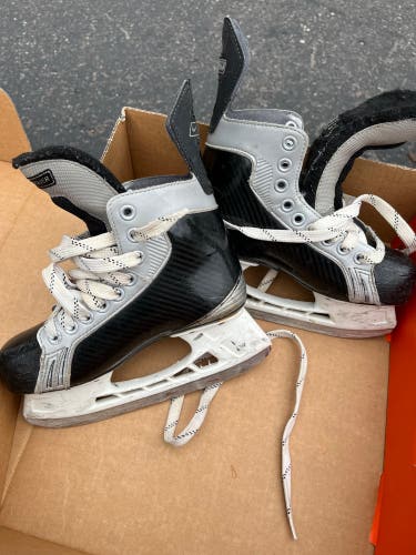Used Bauer Regular Width Size 3 Supreme Hockey Skates
