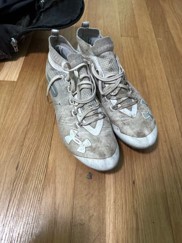 White Men's Molded Cleats Low Top Spotlight MC