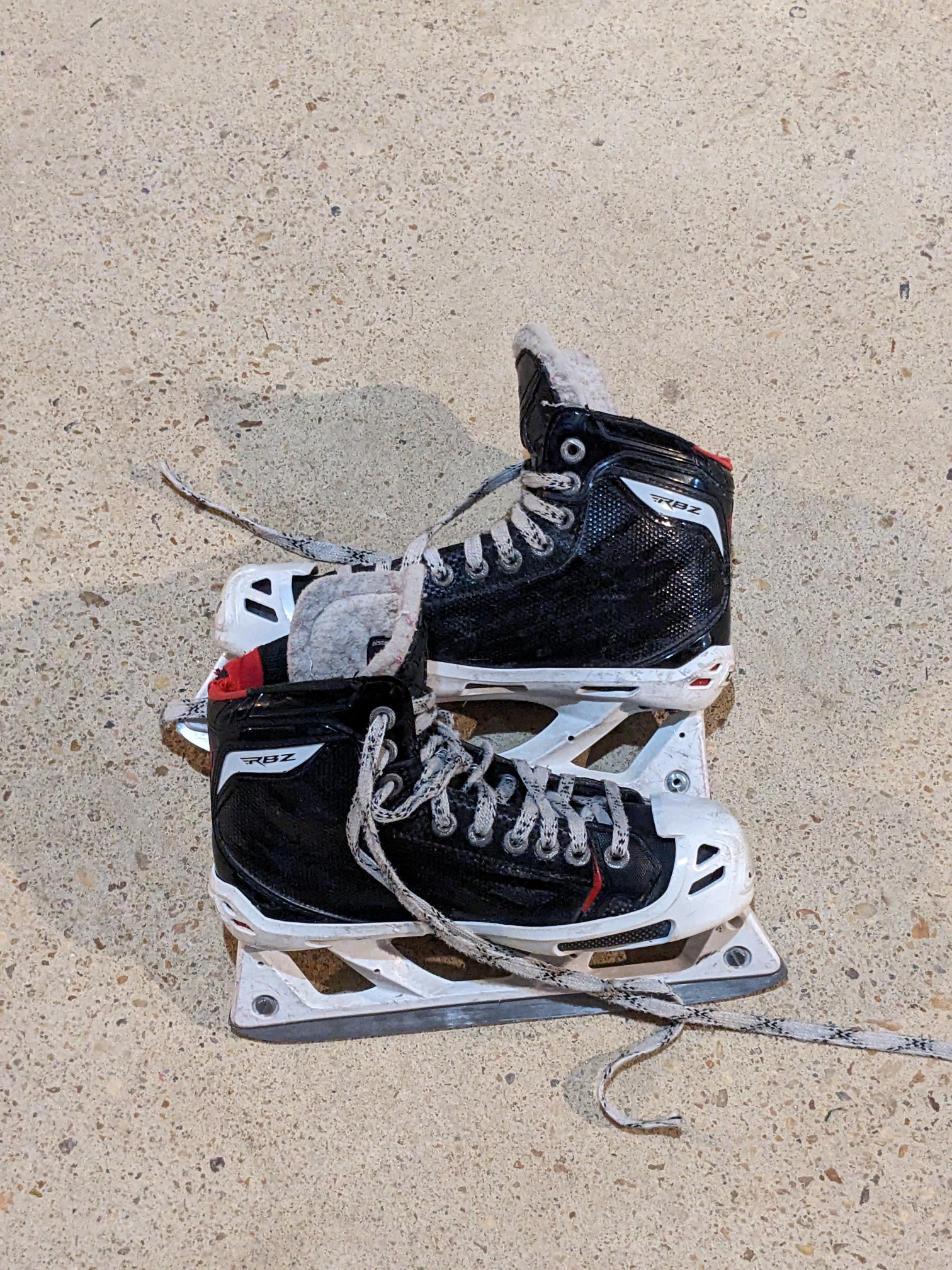 Junior Used CCM RBZ Hockey Goalie Skates Regular Width Size 4