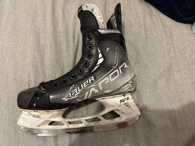 Used Bauer Regular Width Size 9 Vapor Hyperlite Hockey Skates