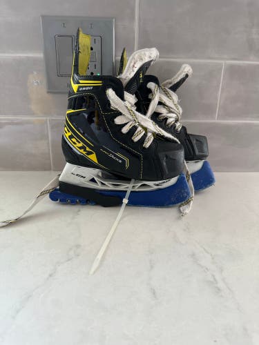 Youth CCM Regular Width  Size 8 Super Tacks 9380 Hockey Skates