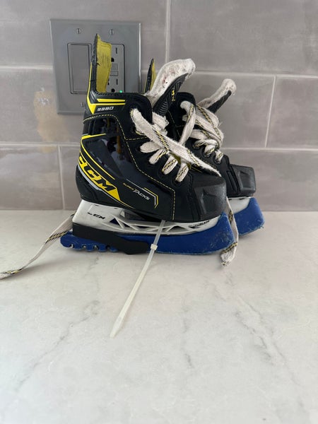 Youth CCM Regular Width Size 8 Super Tacks 9380 Hockey Skates