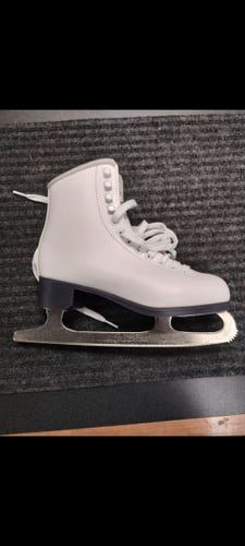 New Jackson GS350 Figure Skates Size 6