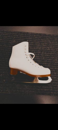 New Jackson GSU121 Figure Skates Size 3