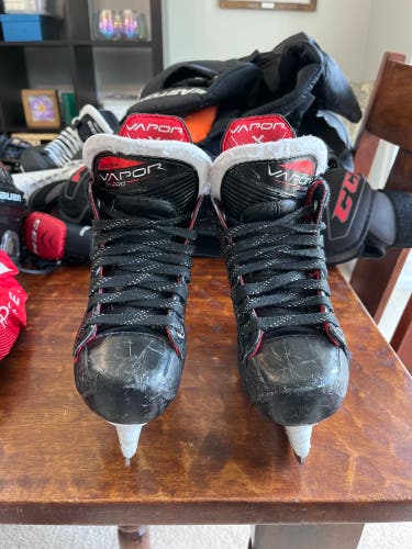 Youth Bauer Regular Width Size 11 Vapor 3X Pro Hockey Skates