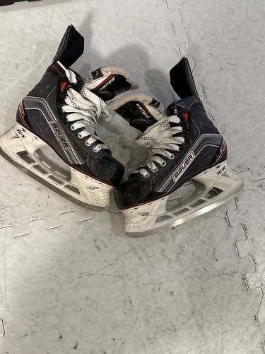 Used Bauer Regular Width Size 2 Vapor X700 Hockey Skates